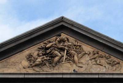 Fronton en Féronstrée avec une allégorie de la Justice tenant une balance