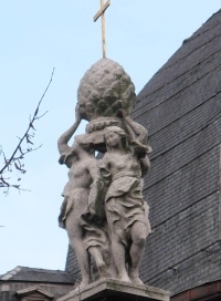 Copie juchée sur le perron actuel