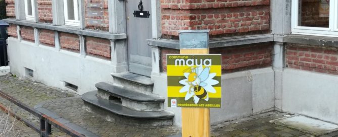 Plan Maya - panneau dans le jardin devant le bureau