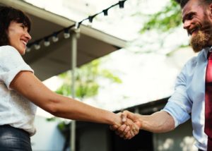 Une femme et un homme se serrent la main